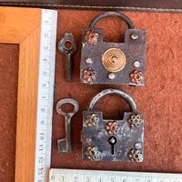 Coppia di antichi lucchetti decorati con chiavi