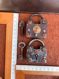 Coppia di antichi lucchetti decorati con chiavi