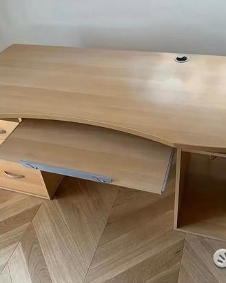 Scrivania con porta pc