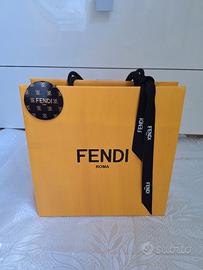 Busta Fendi con calamita e nastro Abbigliamento e Accessori In vendita a Milano