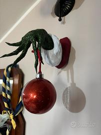Mano grinch decorazione pallina di natale