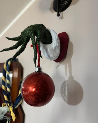 Mano grinch decorazione pallina di natale