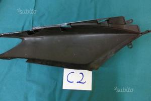 Fianco posteriore sinistro yamaha t-max blu