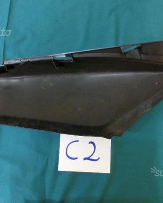 Fianco posteriore sinistro yamaha t-max blu
