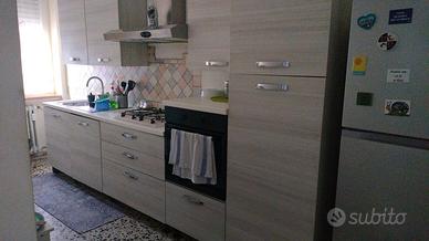 Cucina completa  + mobile soggiorno  + frigo