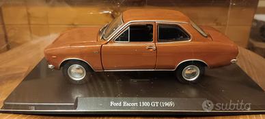 Modello Ford Escort scala 1:24, in teca, perfetto