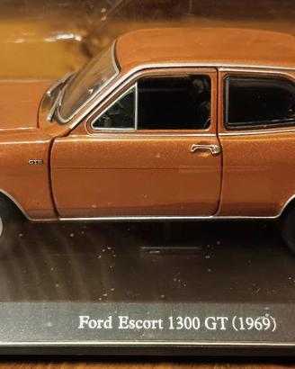 Modello Ford Escort scala 1:24, in teca, perfetto