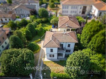 Villa di 300 m² con più di 5 locali a Cavezzo