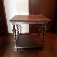 Tavolinetto in legno stilizzato