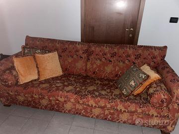 Comodo divano per 4 persone spazioso