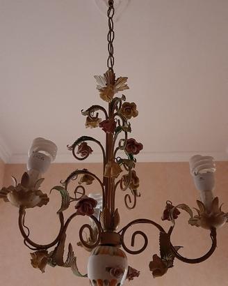 Lampadari in ferro battuto con decori in ceramica