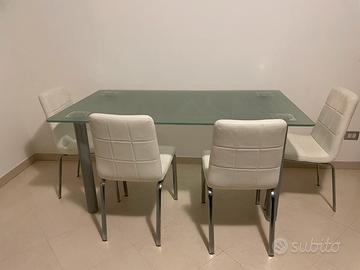 Tavolo in vetro con sedie contemporanei