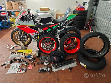 Aprilia RSV4 18 kit pista e carrello PERFETTA