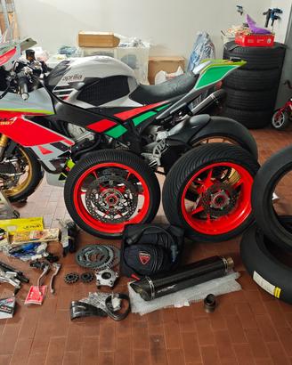 Aprilia RSV4 18 kit pista e carrello PERFETTA