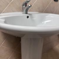 Lavabo in ceramica con piede