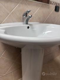 Lavabo in ceramica con piede