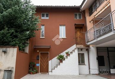 CASA DI CORTE A PONTIROLO NUOVO