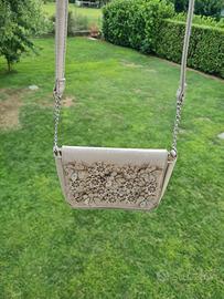 Borsetta argento ragazza con fiori in rilievo