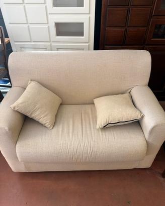 Divanetto 2 posti chiaro con cuscini