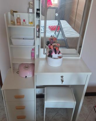 postazione trucco  e sgabello