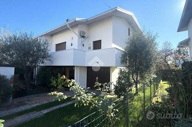 VILLA A SCHIERA D'ANGOLO A LEGNANO
