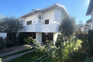 VILLA A SCHIERA D'ANGOLO A LEGNANO