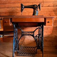 SINGER A PEDALE: Un'Icona di Design e Ingegneria