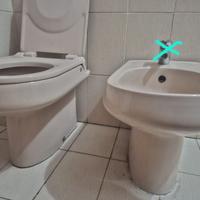 Bagno toilette bidet e lavabo con colonna