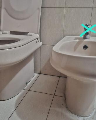 Bagno toilette bidet e lavabo con colonna
