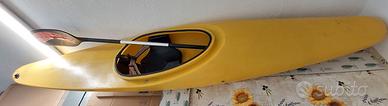 Kayak giallo monoposto