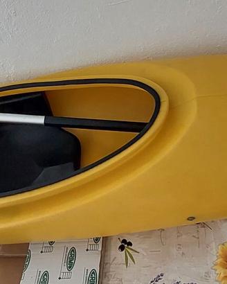 Kayak giallo monoposto