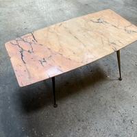 Bel tavolino da caffe' design anni 60' marmo rosa.