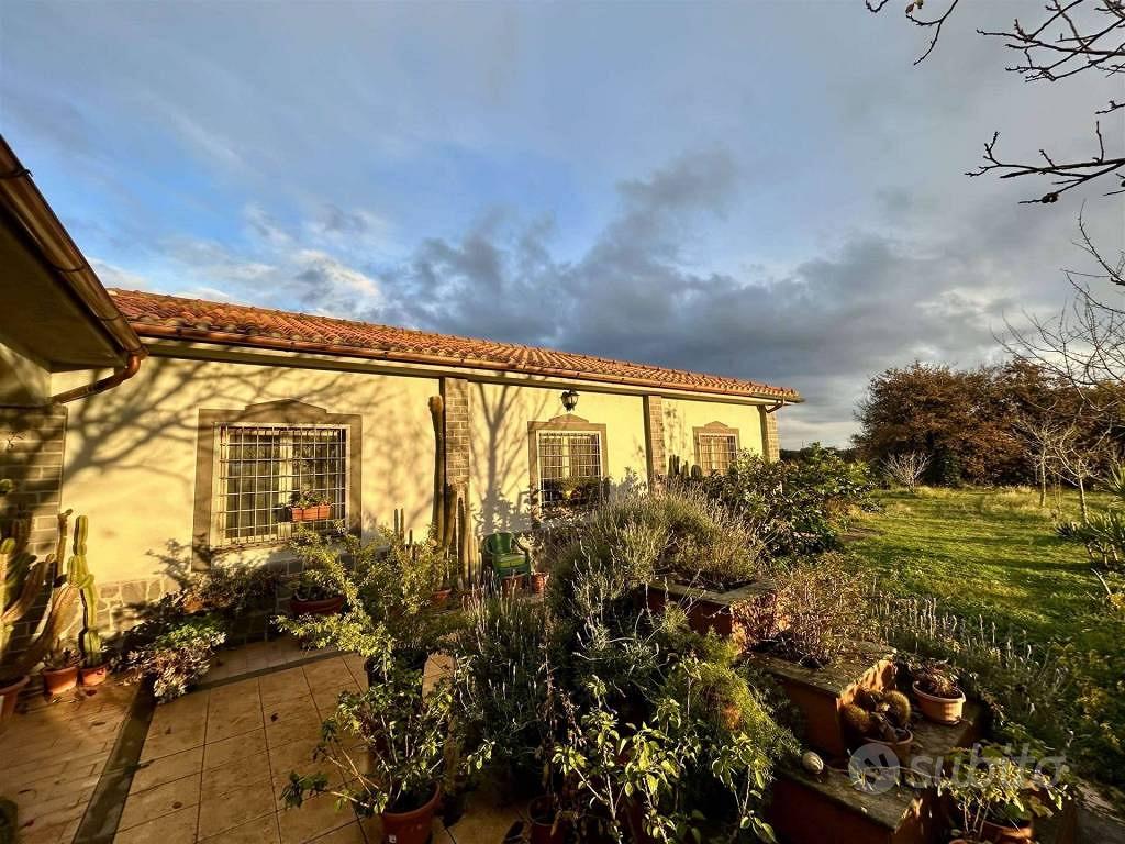 Rustico / Casale di 279 m² con più di 5 locali a T - Vista 4