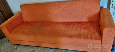 Divano letto arancione contenitore