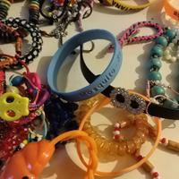 Tantissimi Bracciali e anelli in plastica o gomma 