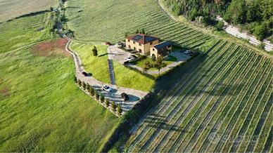 Rustico / Casale di 506 m² con più di 5 locali a B
