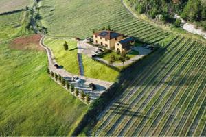 Rustico / Casale di 506 m² con più di 5 locali a B