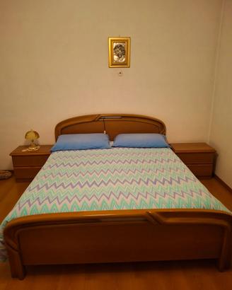 Camera matrimoniale legno letto +comò-specchio