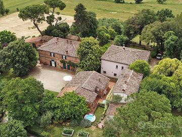 Rustico / Casale di 900 m² con più di 5 locali e b