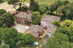 Rustico / Casale di 900 m² con più di 5 locali e b