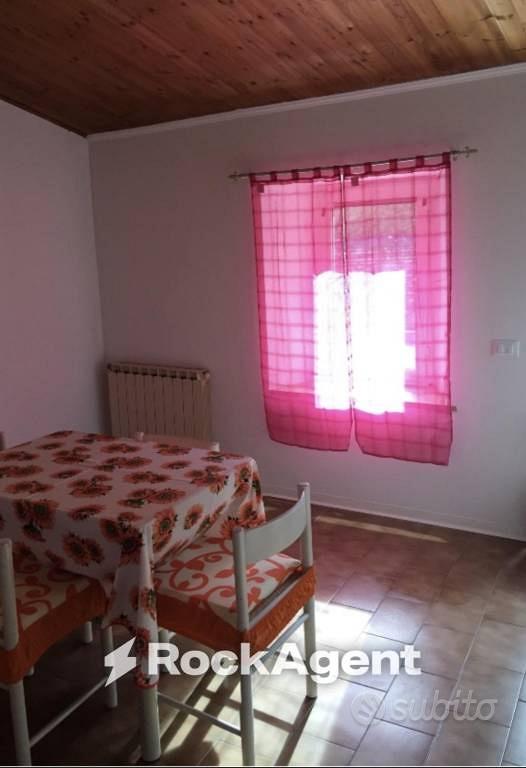 Rustico / Casale di 140 m² con più di 5 locali a U - Vista 3