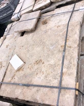 Pietra naturale di recupero selezionata