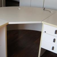 Scrivanie con cassetti , poltrona e seggiola.