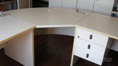 Scrivanie con cassetti , poltrona e seggiola.