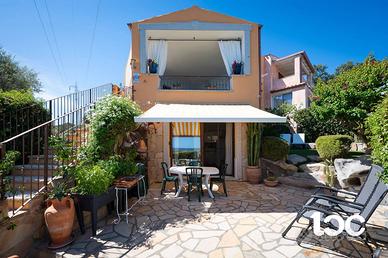 Villino caposchiera con splendida vista mare a poc