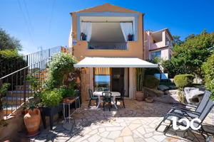 Villino caposchiera con splendida vista mare a poc
