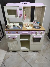 Cucina gioco in legno per bambini.