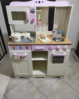 Cucina gioco in legno per bambini.