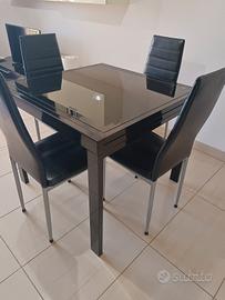 Tavolo allungabile con 4 sedie 