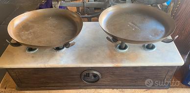 Vecchia bilancia legno e marmo con set pesi